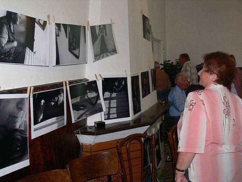 Galerie M+M hostí výstavu netradičních výtvarných technik Jiřiny Vlasákové i ukázku černobílých reportážních fotografií Gabriely Pitekové.