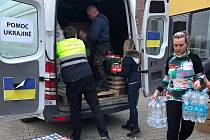 Dvě auta potravin naplnili dárci v sobotu 26. února v Hranicích u Hypernovy a Kauflandu.