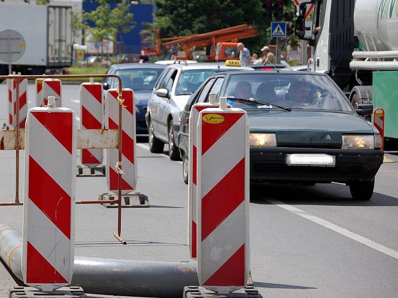 V Komenského ulici je kvůli opravě parovodu už tak doprava dost komplikovaná. Teď ještě více zhoustla kvůli uzavření Polní ulice.