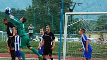 Fotbalisté SK Hranice (v pruhovaném) padli v předkole MOL Cupu s Kozlovicemi 1:2.