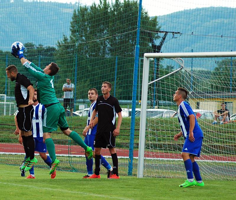 Fotbalisté SK Hranice (v pruhovaném) padli v předkole MOL Cupu s Kozlovicemi 1:2.