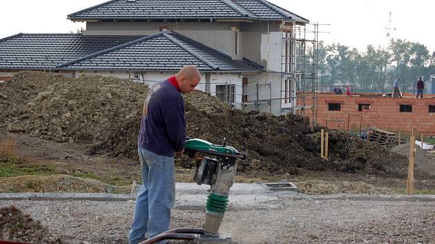 V lokalitě za hřbitovem roste nová ulice - Hostýnská.