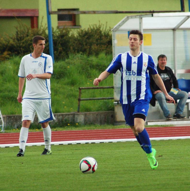 Fotbalisté Hranic (v pruhovaném) v domácím utkání s Přerovem (6:2).