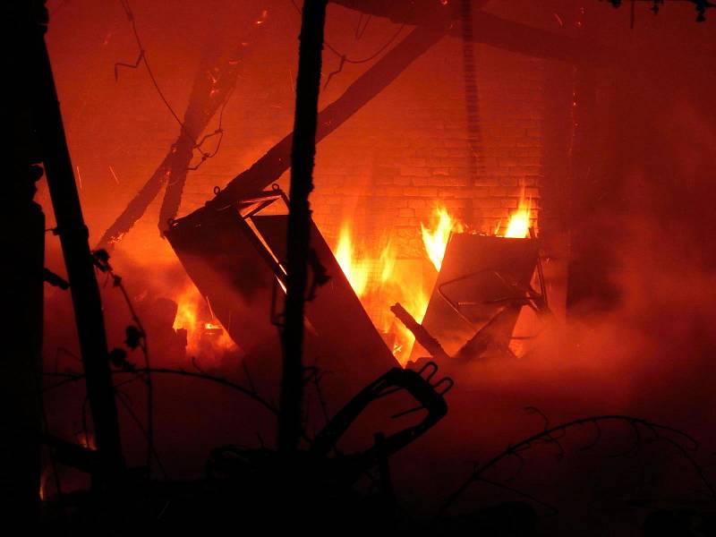 Rozsáhlý požár hospodářského stavení v Klokočí