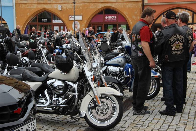 Na sto padesát motocyklů mohli obdivovat lidé, kteří se přišli podívat v sobotu na Masarykovo náměstí v Hranicích. V kostele Stětí sv. Jana Křtitele se konala tradiční motorkářská mše, která je součástí zahájení sezony. 