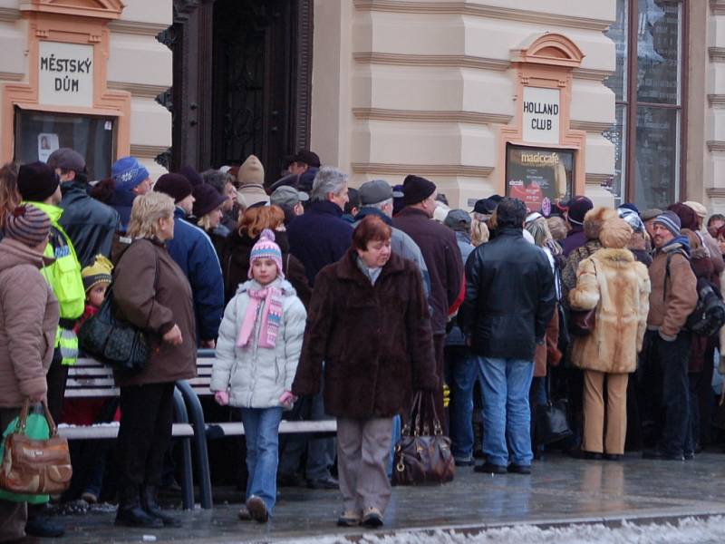 Během posledního rozloučení s Pavlem Novákem běžely na plátně na podiu snímky z jeho mládí a dob největší slávy v šedesátých letech, rodinné momentky a nebo záběry z posledních koncertů v Přerově na Štědrý den.