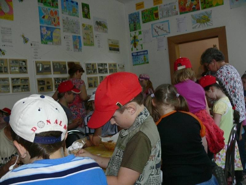 Účastníci výtvarné soutěže ve Včelařském muzeu v Hranicích