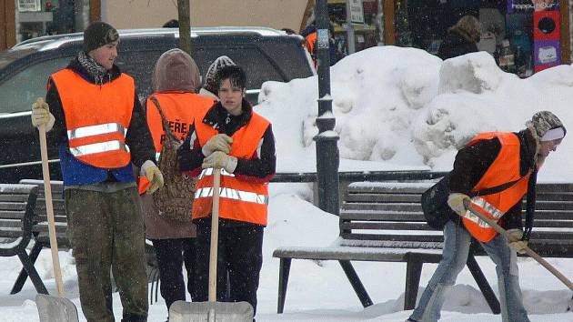 Na úklidu sněhu se podílejí i lidé na sociální podpoře