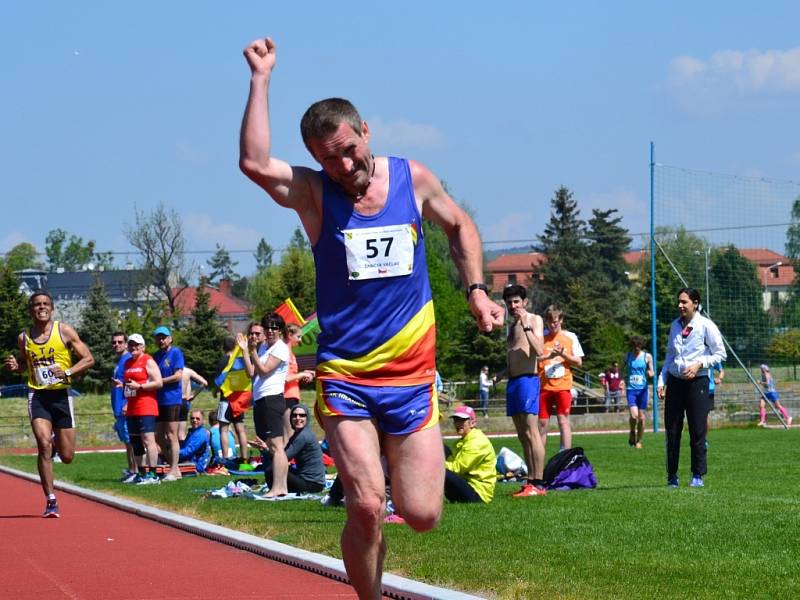 Domácí Václav Žabíček při doběhu 5 kilometrů při Mezinárodním běžeckém desetiboji v Hranicích.