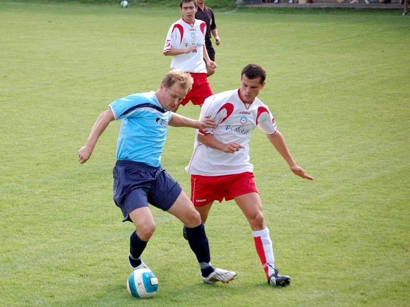 Kozlovice (v modrém) doma prohrály 1:5 s Želatovicemi. 