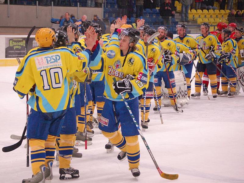 Přerovští hokejisté (ve žlutém) si v derby proti Prostějovu opravdu zastříleli.