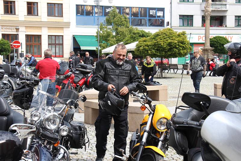 Motorkáři se v Hranicích pomodlili za mrtvé kamarády a zahájili letošní sezonu.