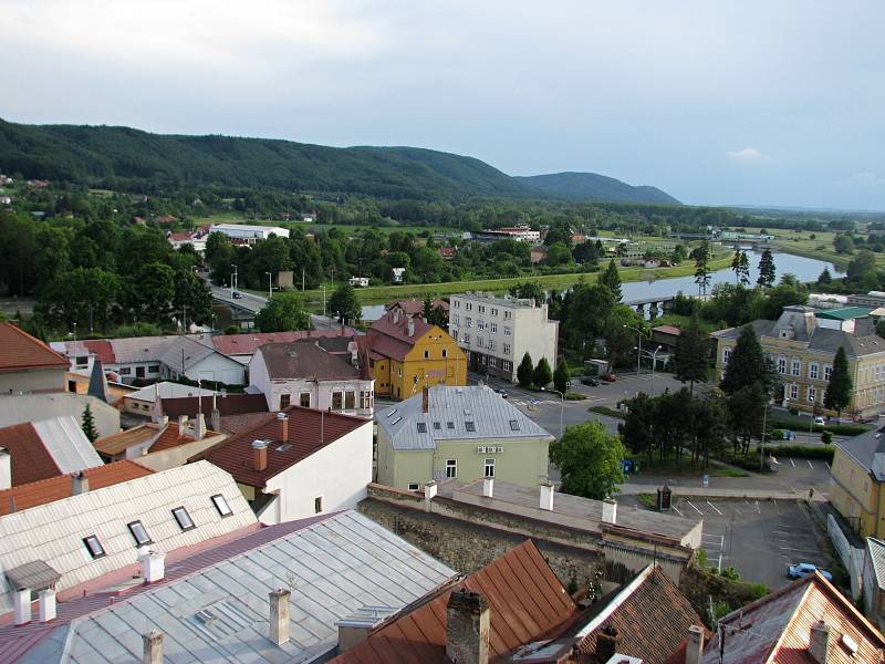 Pohled na Hranice a okolí z radniční věže