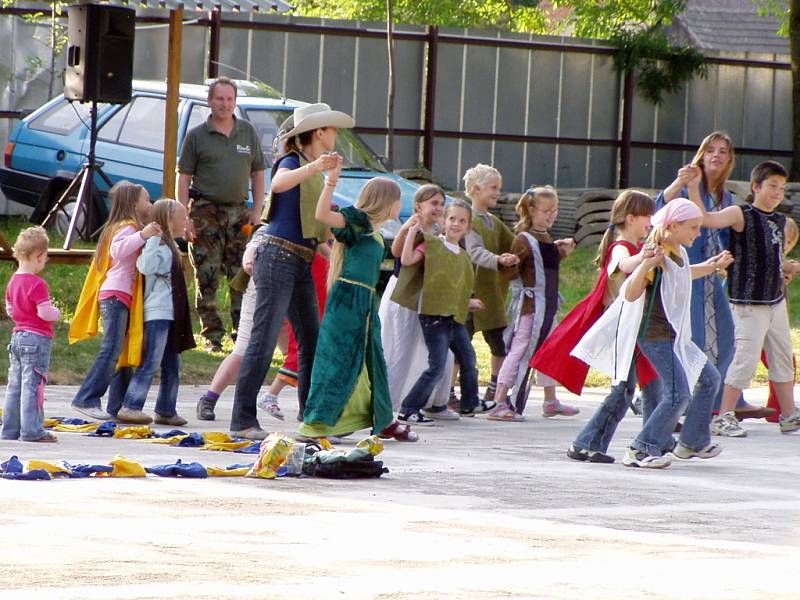 Domaželice ovládl nultý ročník country šermířského festivalu s názvem Domaželická berla.