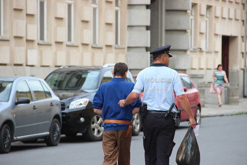 O uvalení vazby na tři muže, kteří byli obviněni z vraždy bezdomovce v Hranicích, rozhodoval ve středu 30. května v pozdních odpoledních hodinách Okresní soud v Přerově.