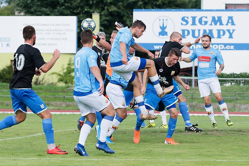 Fotbalisté SK Hranice (v modrém) proti 1. FCV Přerov.