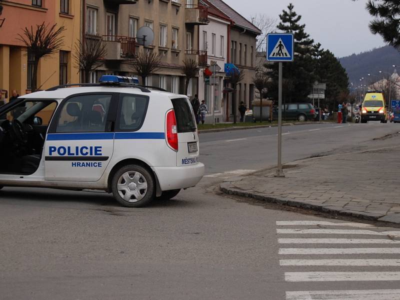 Řidič motocyklu a spolujezdec byli při nehodě vážně zraněni. 