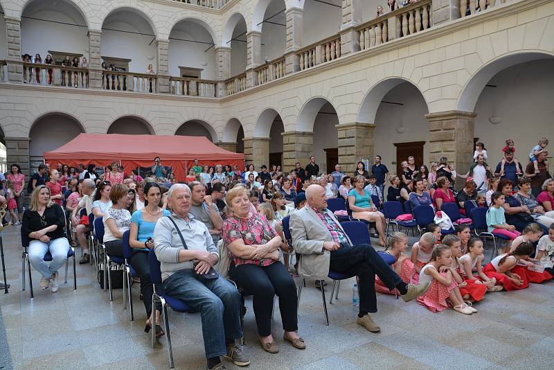 Mezinárodní den tance oslavili řadou vystoupení ve dvoraně hranického zámku žáci tanečního oboru zdejší Základní umělecké školy.