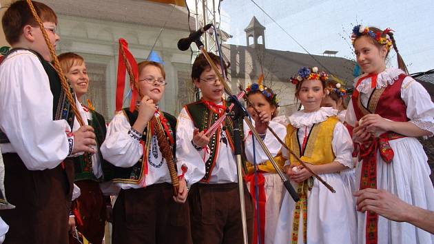 V pátek se na přerovském náměstí představil dětský folklorní soubor Prosének.