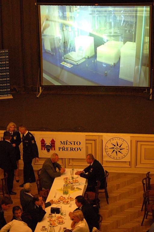 Sál Městského domu zaplnilo dvě stě padesát policistů, krajský ředitel předal oceněným medaile a plakety.