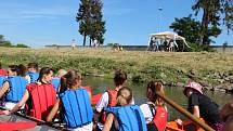 Soutěž základních a středních škol v jízdě na 200 metrů v dračích lodích na hranické Bečvě