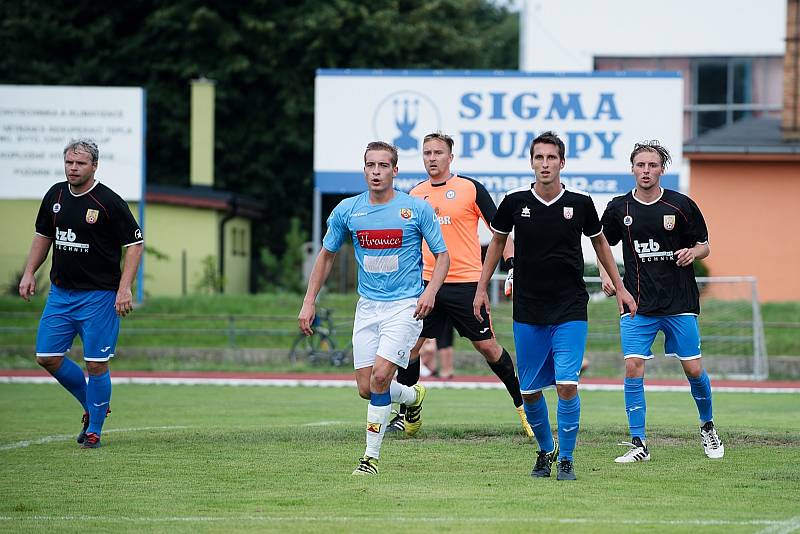 Fotbalisté SK Hranice (v modrém) proti 1. FCV Přerov.