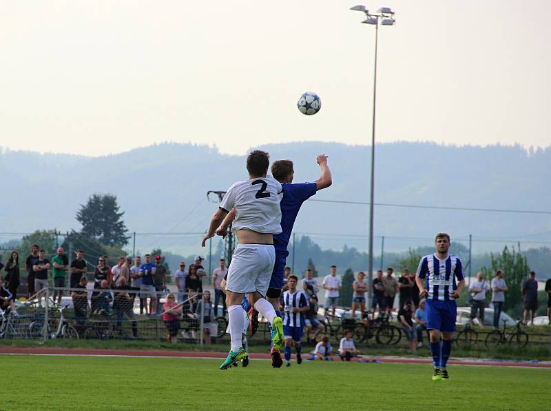 Divizní derby mezi SK Hranice a TJ Sokol Ústí (v bílém)