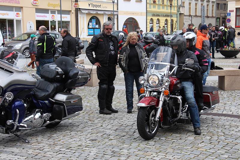 Motorkáři se v Hranicích pomodlili za mrtvé kamarády a zahájili letošní sezonu.