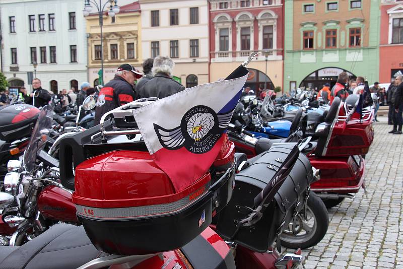 Motorkáři se v Hranicích pomodlili za mrtvé kamarády a zahájili letošní sezonu.