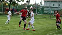 Fotbalisté Tatranu Všechovice (v bílém) v domácím prostředí rozdrtili 6:1 Kralice na Hané. Foto: Pavel Hrdlička