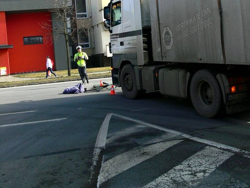 Čtvrteční dopravní nehoda na třídě 1. máje v Hranicích, při které došlo ke srážce kamionu s cyklistou. 