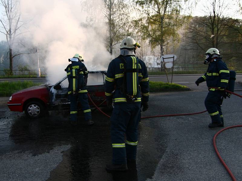 Likvidace požáru auta byla pro hranické hasiče chvilkovou záležitostí.