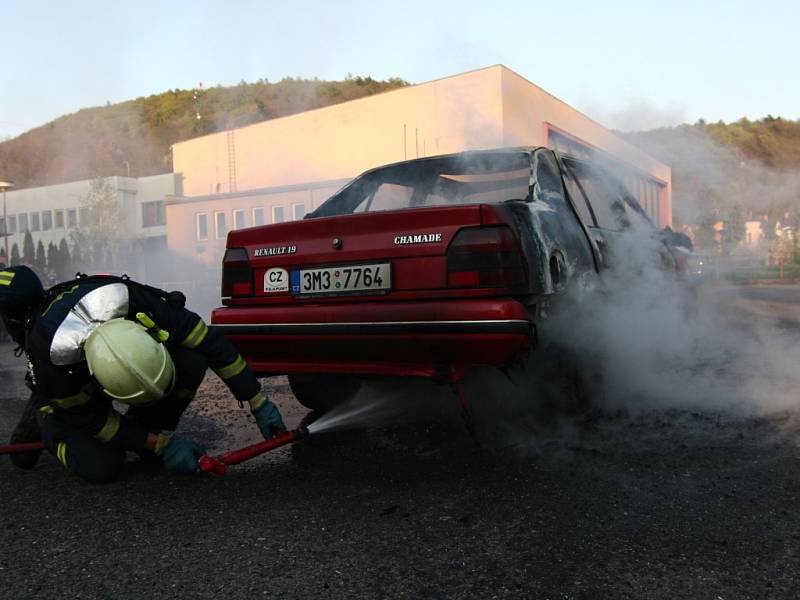 Likvidace požáru auta byla pro hranické hasiče chvilkovou záležitostí.