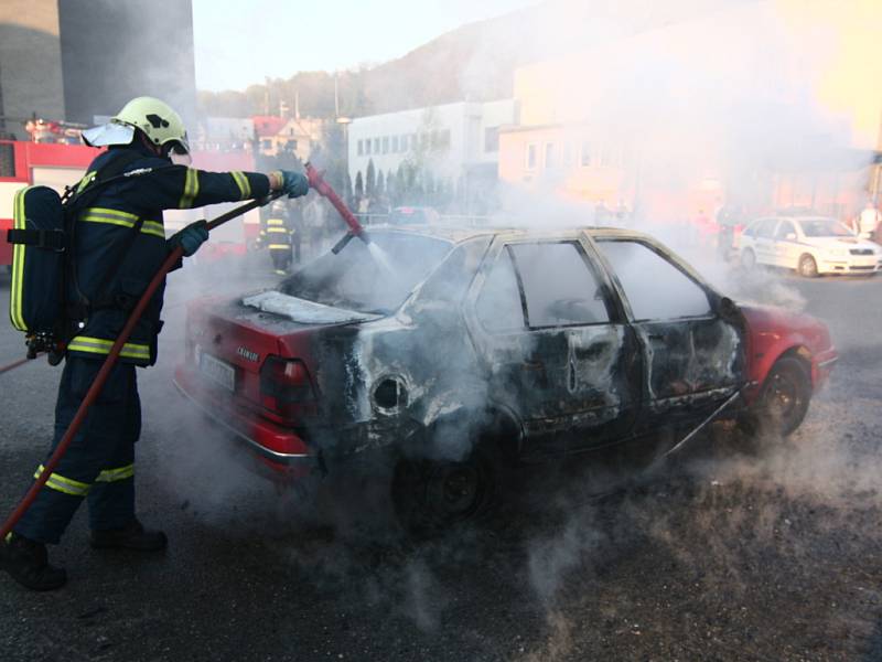 Likvidace požáru auta byla pro hranické hasiče chvilkovou záležitostí.