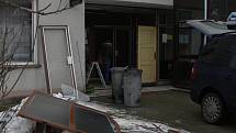 Bankomat lupiči vytrhli z budovy zdravotního střediska v Tovačově.