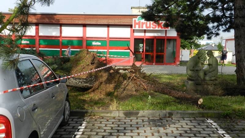 Následky bouřky 28.7.2020 u marketu Hruška v Hranicích