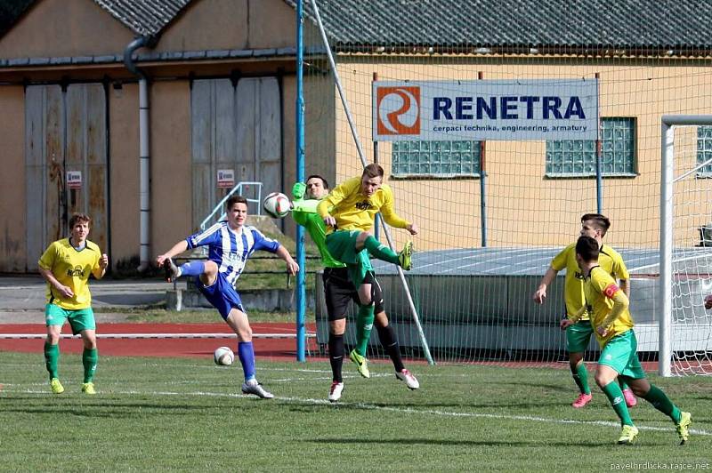 Fotbalisté Hranic (v pruhovaném) proti Rýmařovu