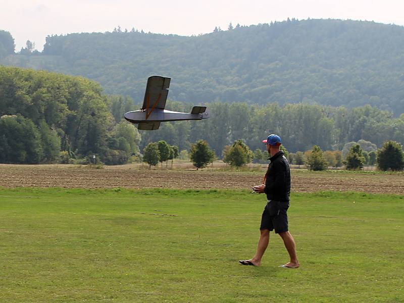 Obří letecké modely a aerovleky na letiště v Drahotuších