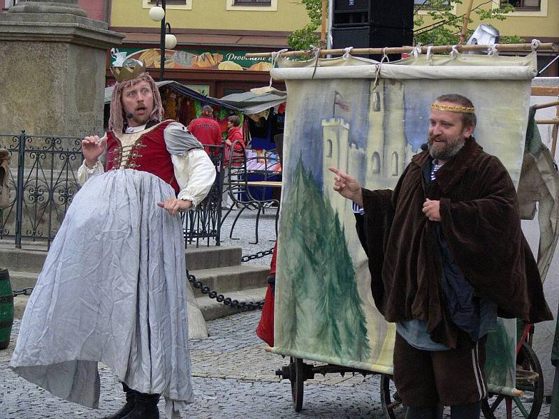 Především děti se v neděli dopoledne na lipenském náměstí bavily u pohádky Bajaja v podání dvojice Komediantů na káře