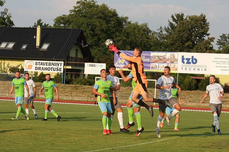 Fotbalisté Hranic (v zeleném) deklasovali v poháru Všechovice 6:1.