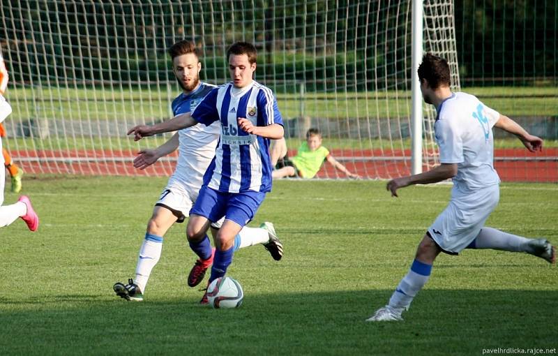 Fotbalisté Hranic (v pruhovaném) proti MFK Havířov