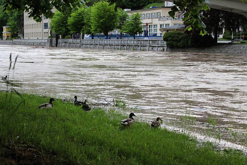 Bečva je v Hranicích na druhém povodňovém stupni. V Ústí zalila fotbalové hřiště.