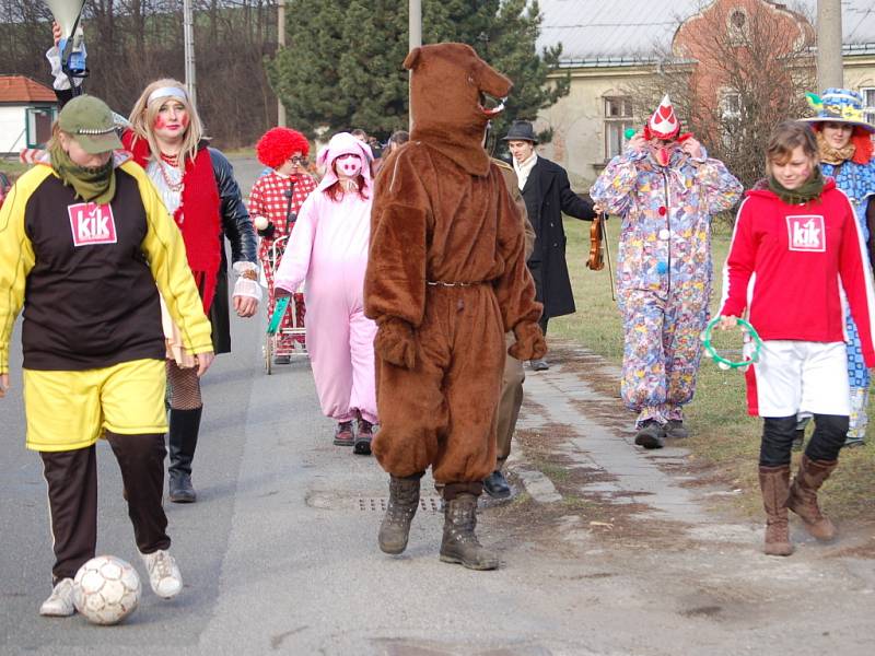 Průvod masek vyrazil v sobotu po Dřevohosticích.