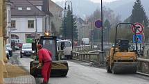 Ulice Komenského má nejen nový povrch vozovky, ale také chodníky, vydlážděné zámkovou dlažbou a na některých místech drobnou kostkou. V ulici jsou nově i dva středové ostrůvky.