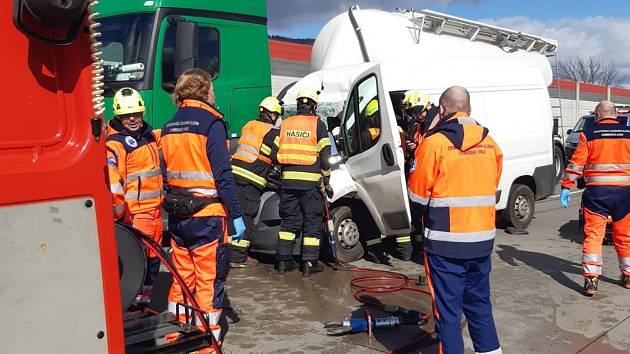 Na dálnici u Lipníku nad Bečvou se ve čtvrtek 16. března srazila před 13. hodinou dodávka a dvě nákladní auta.