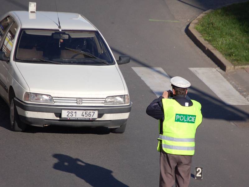 Sraženou chodkyni v Přerově odvezla sanitka a nehodu na místě vyšetřovali dopravní policisté.  