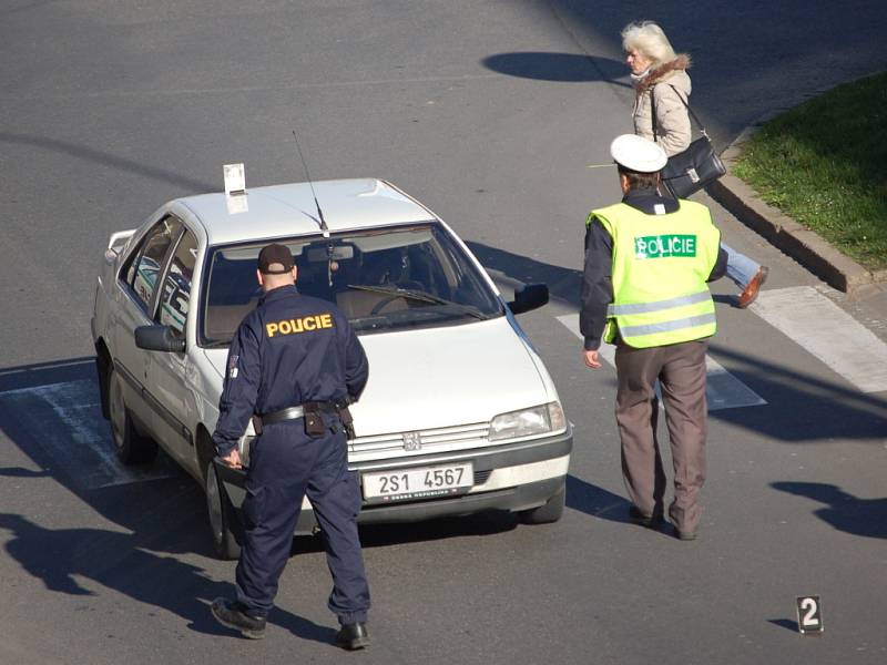 Sraženou chodkyni v Přerově odvezla sanitka a nehodu na místě vyšetřovali dopravní policisté.  