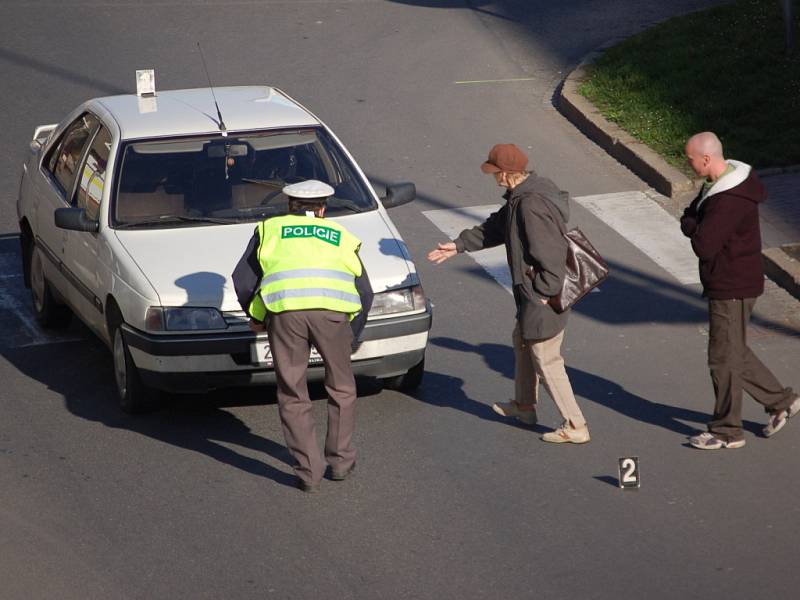 Sraženou chodkyni v Přerově odvezla sanitka a nehodu na místě vyšetřovali dopravní policisté.  