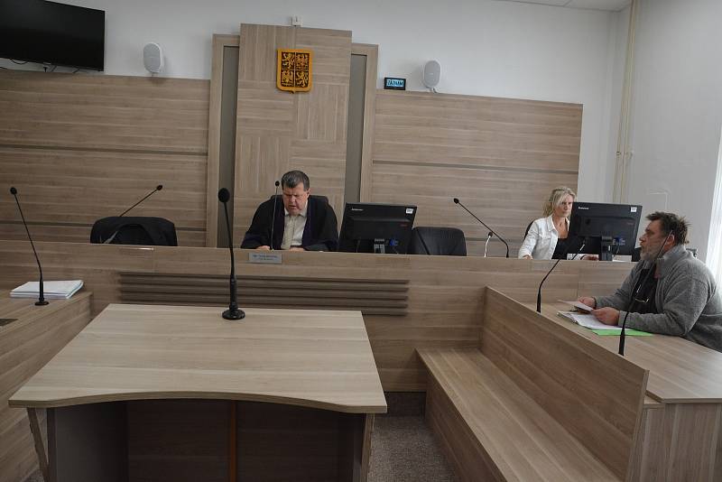 Farmář Petr Graca (vpravo) obžalovaný z přečinu týrání zvířat na farmě Kozí Hrádek u Hustopečí nad Bečvou, u přerovského okresního soudu. 6. října 2022