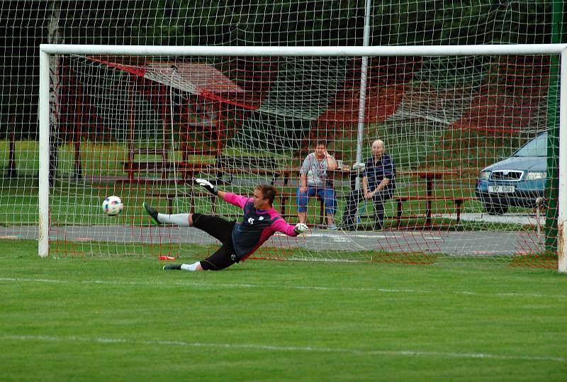 Fotbalisté Ústí (v bílém) v přípravném utkání proti FK Kozlovice. Petr Bělík inkasuje z penalty vyrovnávací gól na 1:1.